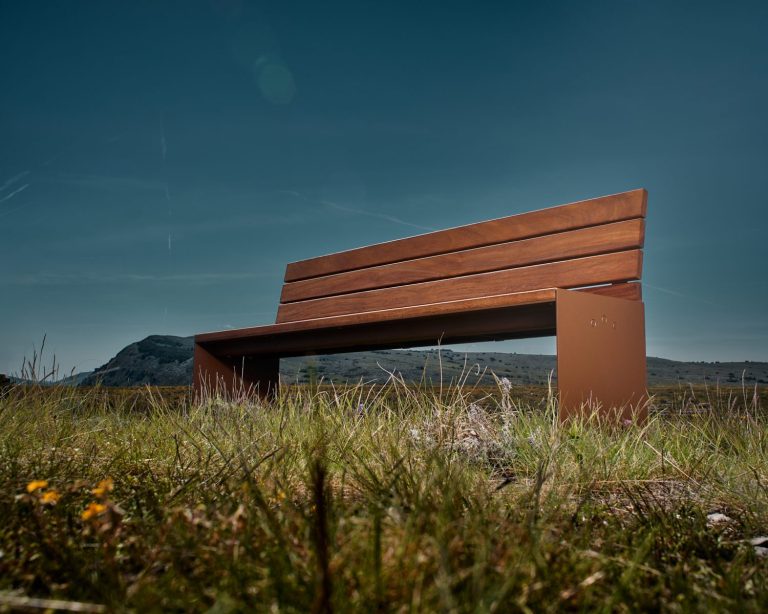 Banc en bois et métal mobilier urbain design